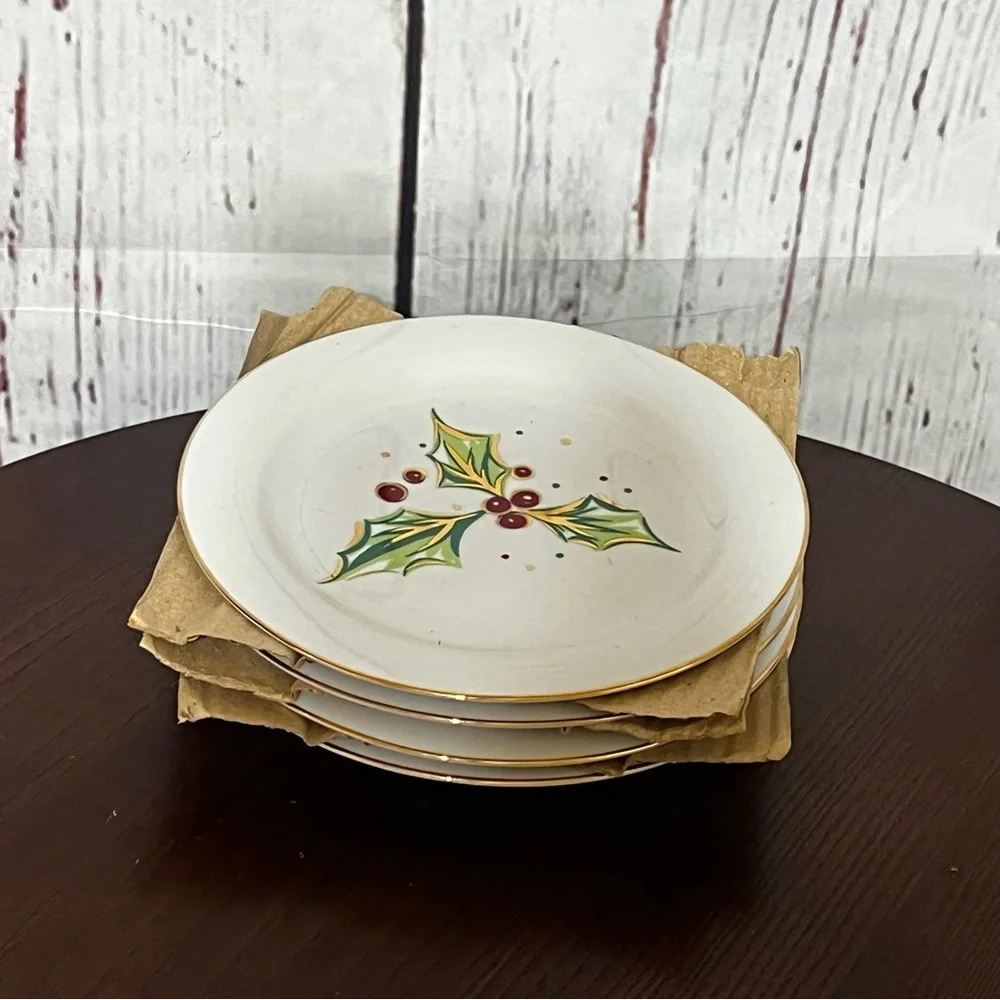 Elegant Holly Design Dinner 7.5”  Plates 4 piece set porcelain vintage 2001